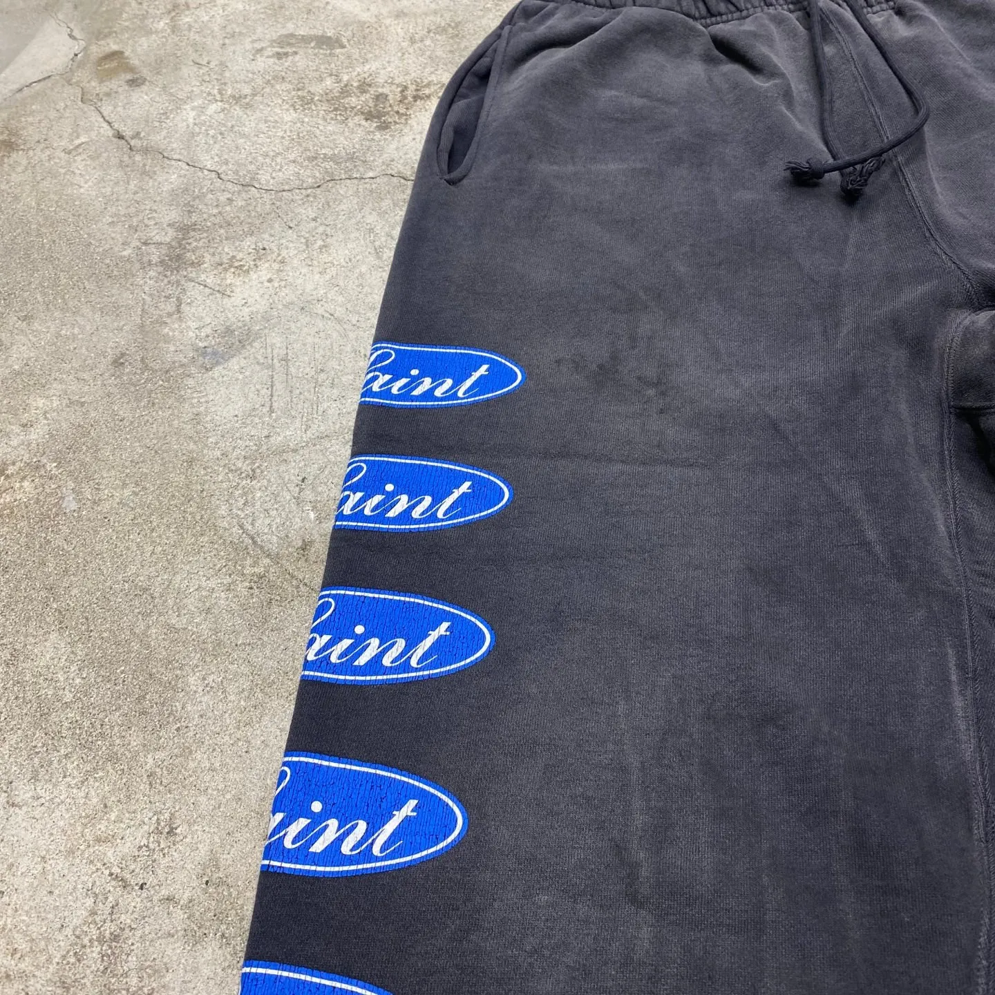 SAINT Mxxxxxx SWEAT PANTS/LOVE AMONG/BLK blue SAINT barrage sweatpants, washed black S-XL, top-notch printing and distressing process, very close to the original distressed feeling, Assute dyeing, whole piece sprayed with horse fade, wormhole destruction treatment, heavy fermentation washing to create NEW VINTAGE texture, factory four-needle and six-thread workmanship, no bone seams, correct main mark, wash mark